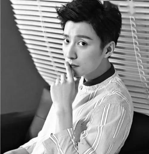 乔任梁爆料粉丝签名视频,揭秘偶像与粉丝的亲密互动瞬间  第2张